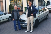 Ladislav Kubín (vlevo) s někdejším úspěšným cyklistickým závodníkem Janem Smolíkem, rok 1995