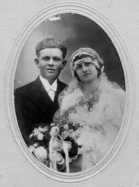 Svatební foto pamětníkových rodičů Ladislava a Anny Kubínových, kteří se vzali v roce 1927