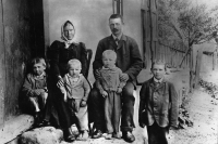 Prarodiče Kubínovi se svými syny na statku v obci Holé Vrchy, kolem roku 1900