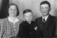 Ladislav Kubín (uprostřed) se svými rodiči během druhé světové války, rok 1943
