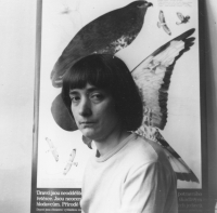 Vlasta Matoušová před svým plakátem s ohroženými dravci v 80. letech