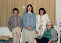 Vlasta Matoušová se synem Tomášem, maminkou Ludmilou a sestrou Miladou v Turnově v roce 1994