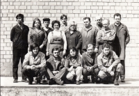 Josef Plíhal (stojící první zleva) s kolegy z podniku mechanizace v Ostrově, rok 1972