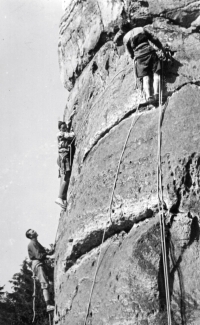 Otec pamětnice (vlevo) při lezení na skalách v Českém ráji, rok 1954