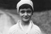Zuzana Vytlačilová na výletě v jabkenické oboře, rok 1967
