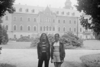 Pamětnice (vlevo) s kamarádkou Ingrid z NDR na zámku Sychrov, 70. léta 