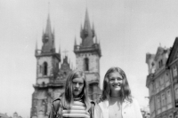 Pamětnice (vpravo) s kamarádkou Ingrid z NDR na návštěvě Prahy, 1972