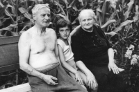 Zuzana Vytlačilová with maternal grandparents Volfs in the garden in Mladá Boleslav, 1964