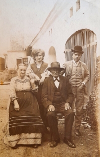 Babička Zdeňka s manželem a její rodiče (praprarodiče Olgy)