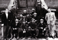 Manžel B. Csoroszové Tibor (úplně nahoře vpravo) s hornickým kolektivem / 60. léta