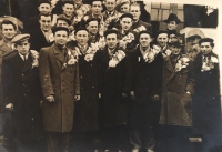 Vlna vojenských rekrutů při odvodu, Václav Vycpálek v první řadě třetí zleva, 1949 