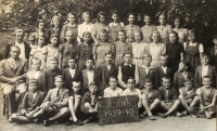 Hromadná fotografie žáků měšťanské školy ve Stříbrné Skalici, školní rok 1939–1940