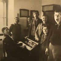 A school in Zvánovice and its pupils. After 1945, Václav Vycpálek would go there once a week and teach agricultural studies