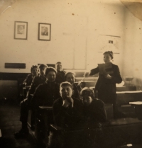 Lidová škola ve Zvánovicích a její žáci. Sem docházel Václav Vycpálek jedenkrát týdně učit nauku o zemědělství, po roce 1945