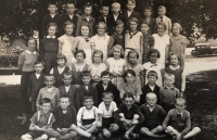 Školní foto žáků obecné školy z Ondřejova, Václav Vycpálek ve vrchní řadě první zprava, školní rok 1935–1936