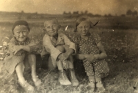 Václav Vycpálek spolu se svou sestrou a sestřenicí, raná 30. léta 20. století