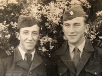 Václav Vycpálek (vlevo) v uniformě ČSLA s kamarádem z vojny, 1949–1951