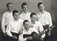 Karel Pyško (úplně vpravo) s kolegy muzikanty / kolem roku 1952