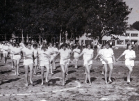 Nácvik na spartakiádu / bývalá sokolovna v Orlové / 1950