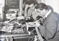 Pamětník (vlevo) pracoval jako elektroinženýr v závodu ČKD Polovodiče