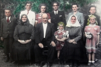 rodinná fotografia, druhý zľava syn Václav, rok 1946