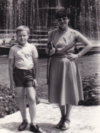 ~1986, with his mother
