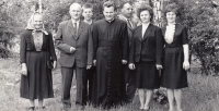 Josef Šich (uprostřed) na rodinné fotografii ze svěcení na kněze, 1965
