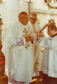 Pouť na Velehradě. Zleva: kardinál František Tomášek, biskup Josef Vrana a Josef Šich jako ceremoniář, 1985
