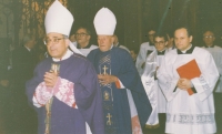 Pohřeb biskupa Josefa Vrany. Josef Šich vpravo, uprostřed kardinál František Tomášek, 1987