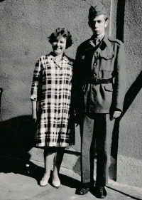 František Boublík během základní vojenské služby s matkou, září 1969