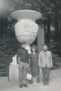 František Boublík (vlevo) s rodiči ve Francii, Paříž, srpen 1968