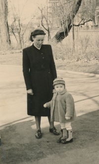 František Boublík s matkou, 1951