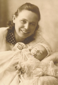 František Boublík s matkou v šestém týdnu svého života, 1949