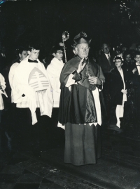 František Boublík (vepředu vlevo) během biřmování v kostele sv. Ignáce