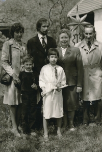 František Boublík s manželkou, dětmi a rodiči, 1984