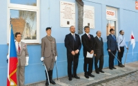 Unveiling of the memorial plaque to Rudolf Beran, 2014 (third from left: Jan Bartošek, Speaker of the Chamber of Deputies, the witness third from right)