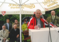 Bučina, symbolické odstraňování drátů, rok 2007 (u mikrofonu Miloš Zeman, pamětník sedí v černém kabátě)