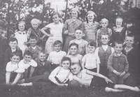 Žáci první až páté třídy v Zábrodí v roce 1935. Pamětník Josef Pinkava uprostřed druhé spodní řady