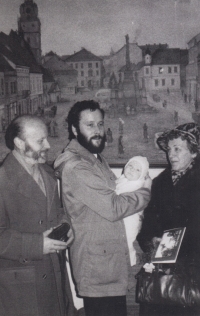 Ivana Sládková's father Přemysl Šindelka, in the middle Ivana Sládková's husband with their daughter, Ivana Sládková's mother on the right