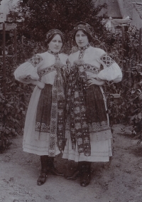 Kamila Šindelková in costume (left)