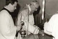 Svěcení oltáře. Josef Šich (vlevo) s biskupem Josefem Vranou, 80.Léta