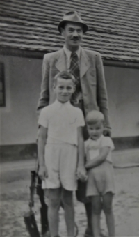 Lesmistr Josef Parlesák v Dolní Lukavici se svými syny Pavlem (vlevo dole) a Josefem (vpravo), rok 1939