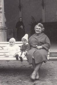 Mom Jarmila with her grandchildren at the colonnade in Mariánské Lázně 