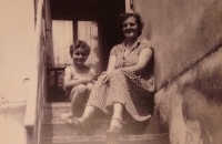 Evženie Hovorková s vnučkou Evou, rodinná vila ve Zlíně, druhá pol. 50. let