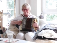 Inge Tietjen in 2020 playing the accordion she was given for her fifth birthday