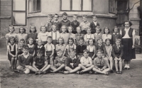 Hana Páníková (6th from the left, 2nd row from the bottom) in 3rd grade, school in Skvrňany, 1951