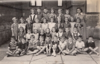 Hana Páníková (4th from the left, 2nd row from the bottom) in 2nd grade, school in Skvrňany, 1950
