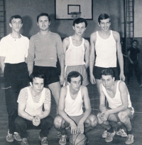 Jindřich Krepindl (první zprava dole) v roce 1966 při tělocviku na strojní průmyslovce v Plzni