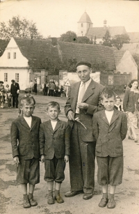 Jindřich Krepindl (nejmenší z chlapců) se svým otcem a bratry v roce 1956 na pouti ve Starém Plzenci