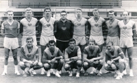 Jindřich Krepindl (druhý zprava dole) s týmem Dukly Praha v roce 1967. První zleva stojí budoucí trenér reprezentace Jiří Vícha, uprostřed trenér mistrů světa z roku 1967 Bedřich König